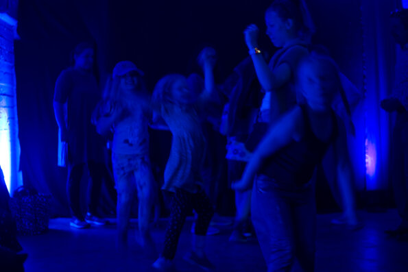 Lapsia tanssimassa pimeässä