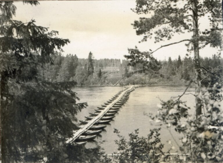 Mustavalkoinen kuva sillasta